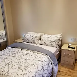 London Luxury 4 Bedroom Sleeps 12 People With 4 Bathrooms 1 Min Walk From Station , Wanstead United Kingdom